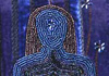 <strong>Korppi sydämessä</strong>, 2004<br />
<em>Koko:</em>    39 x 41 cm<br />
<em>Tekniikka:</em>   käsinkirjonta ja öljyvärimaalaus<br />	
<em>Materiaali:</em>  silkkiviskoosisametti, silkki, helmet, öljyvärimaalaus